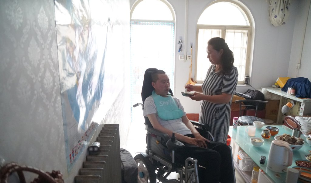 开网约车也能送外卖_渐冻症家庭生活_渐冻症夫妻开网约车